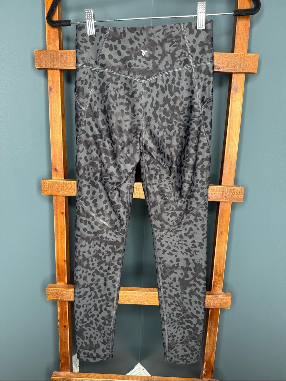 Old Navy Active Powersoft High-Rise Go-Dry Leggings | Girls Gray Leopard Print - Picture 4 of 7